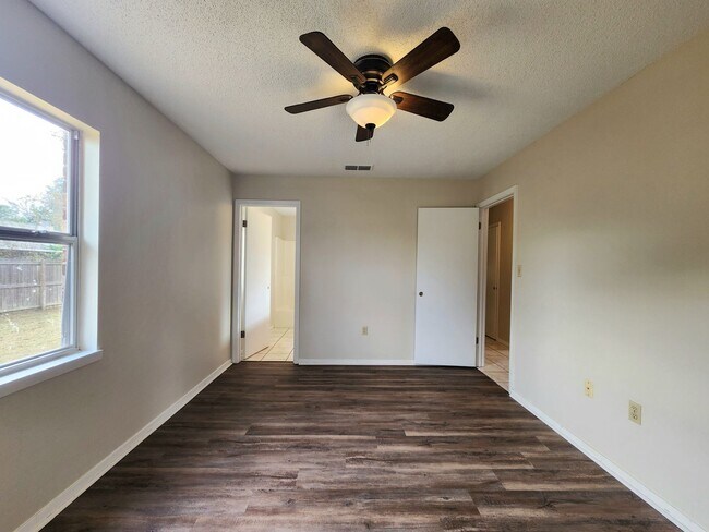 Building Photo - Garage and Fenced Back Yard in Foley!