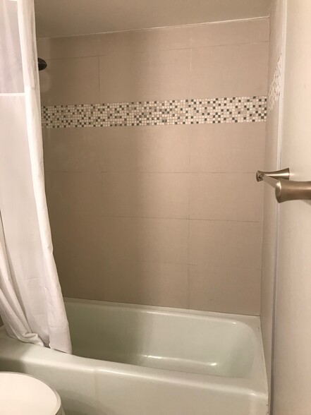 Tub/shower combo - 7350 N Pima Rd