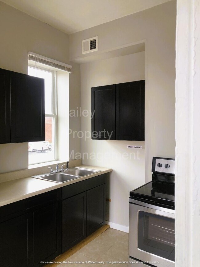 Building Photo - 947 S Brook St