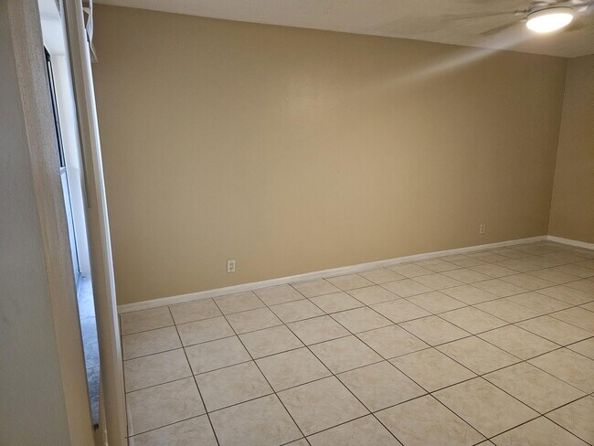 Building Photo - 7910 NW 70th Ct