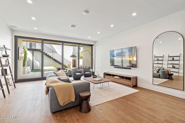 Building Photo - 6916 E 2nd St