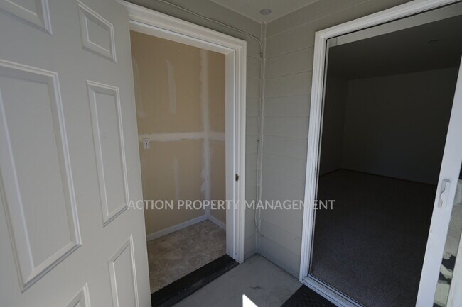 Building Photo - 2 bed 1 bath, bottom floor apartment in Port Angeles, close to Peninsula College and the Olympic ...