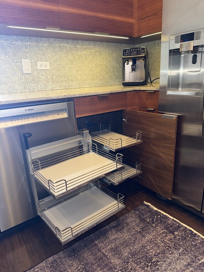 Building Photo - 320 E 21st St