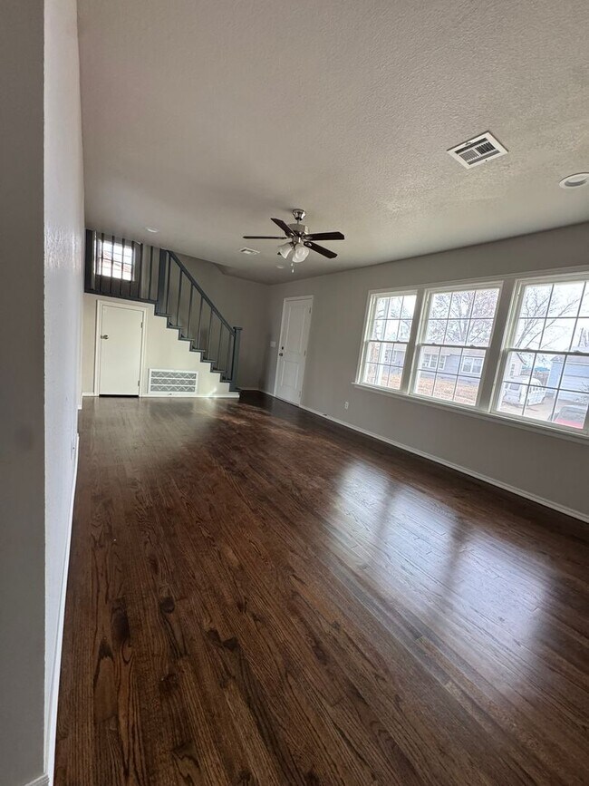 Building Photo - 2 Bedroom 1 Bath Home.