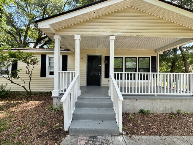 Building Photo - Available now! Freshly updated 3 bed 2 bath Downtown Summerville!