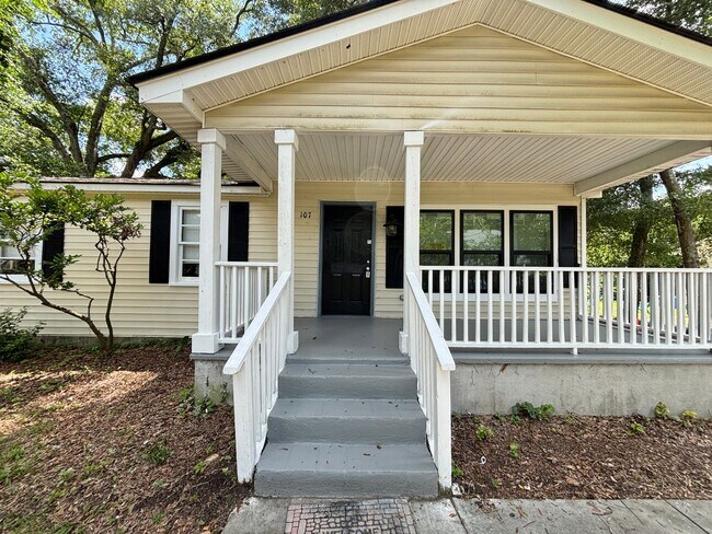 Building Photo - Available now! Freshly updated 3bed 1 bath Downtown Summerville!