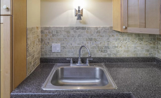 Building Photo - 3 Bedroom, 2 Bathroom Condo in Downtown!