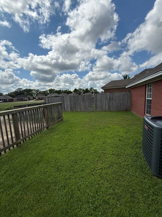 Building Photo - ** 3 Bed 2 Bath located in Thorington Trac...