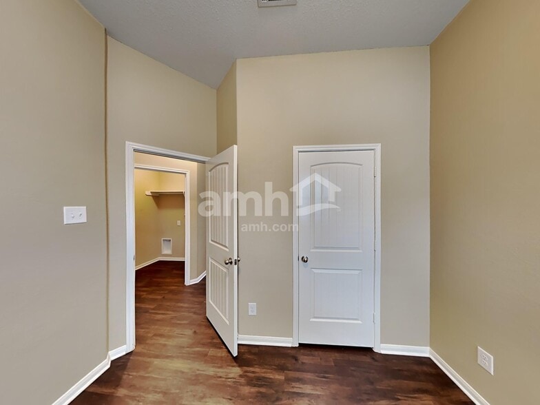 Building Photo - 2324 Shady Tree Ln
