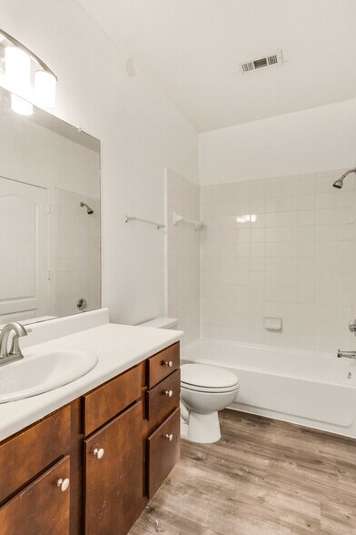 Building Photo - Room in Condo on Crossing Pl