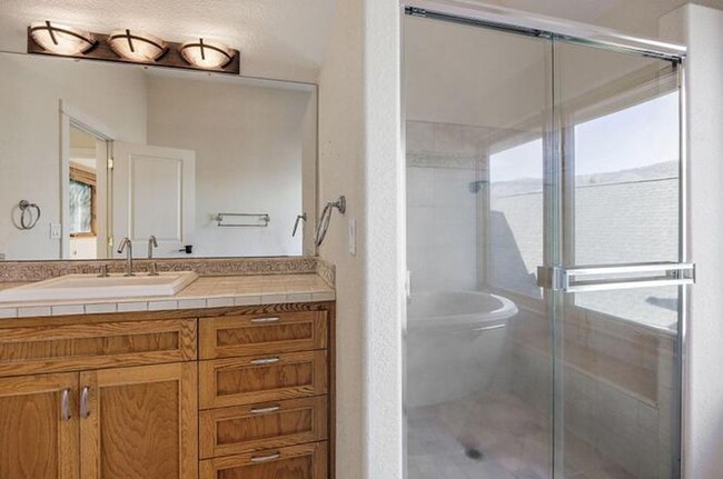 Building Photo - STUNNING 3000 sq ft HOME OFF HILLCREST RD