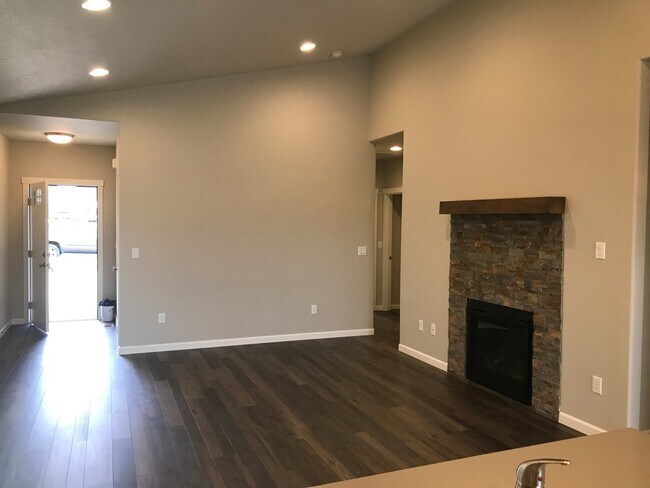Building Photo - Single Level Home In NW Redmond Oregon