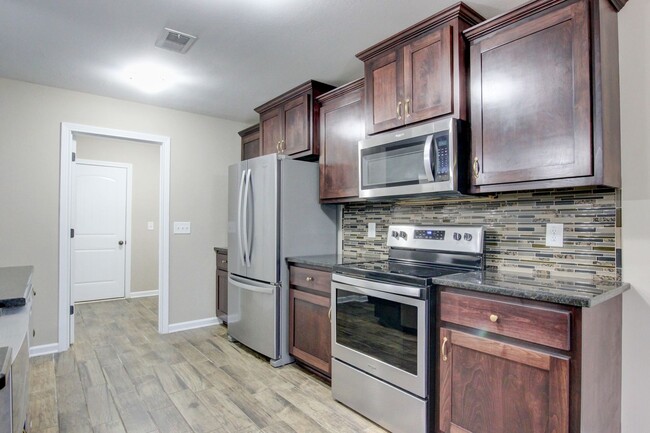 Building Photo - Fresh and Clean 3 bed 2 bath.  Sweet layout!