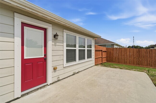 Building Photo - 2018 Leisure Ln