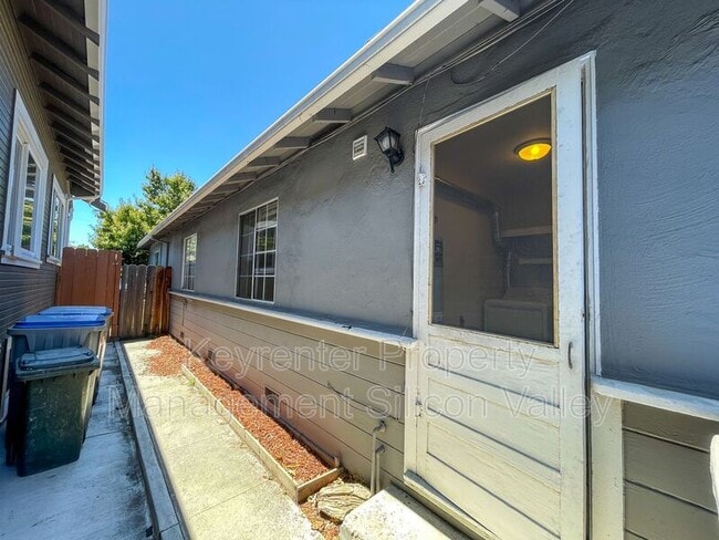 Building Photo - 865-867 N 15th St