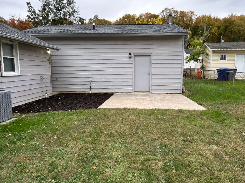 Building Photo - 5520 Halwis St