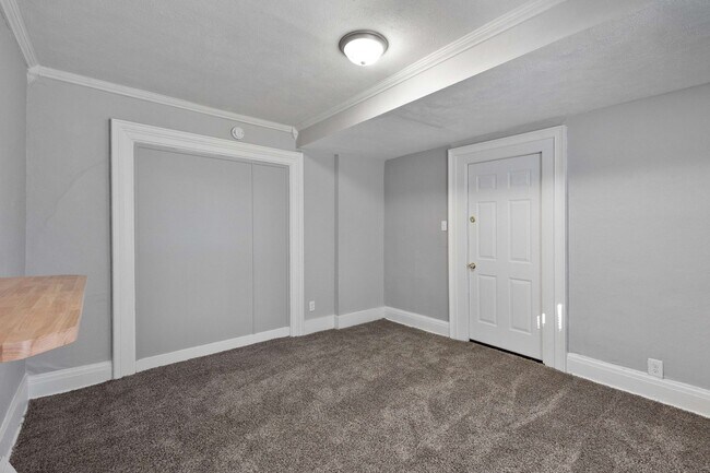Building Photo - Don't Miss Out On This Amazing 3 bed 1 1/2...