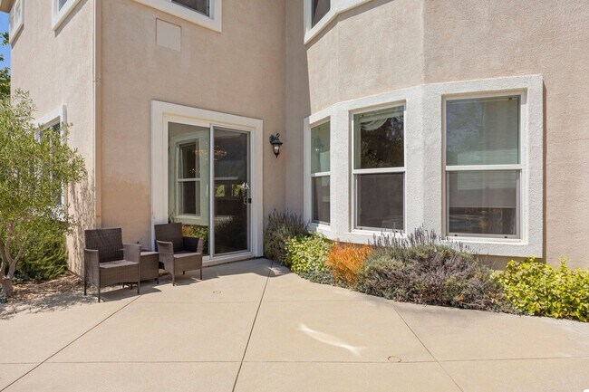 Building Photo - Exquisite Luxury Living in the Moorpark Co...