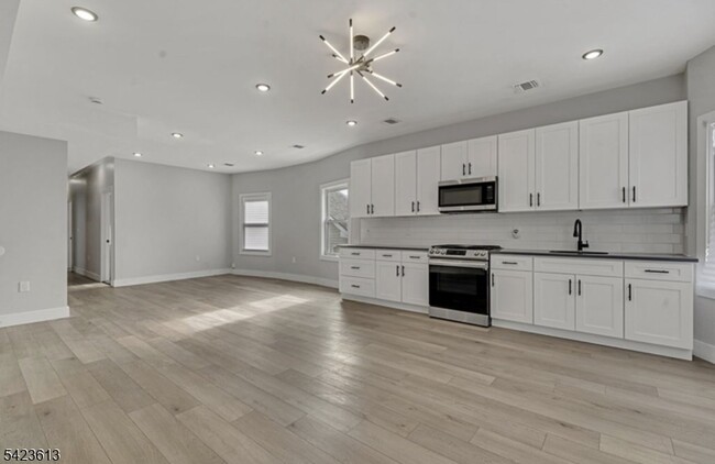 Building Photo - 626 S 20th St