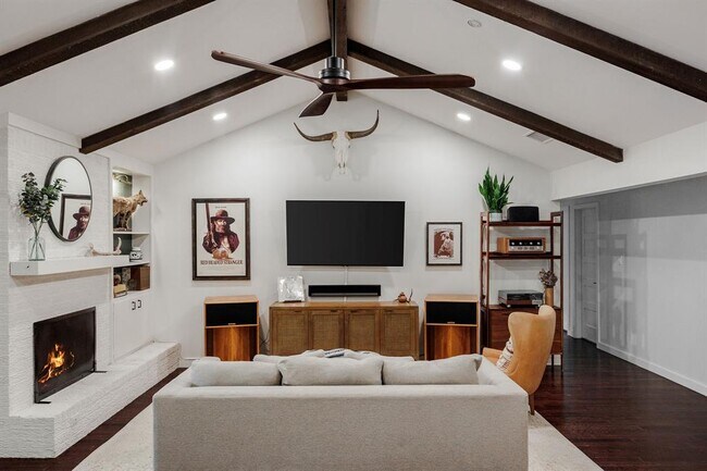 Building Photo - 9101 Heatherwood Dr