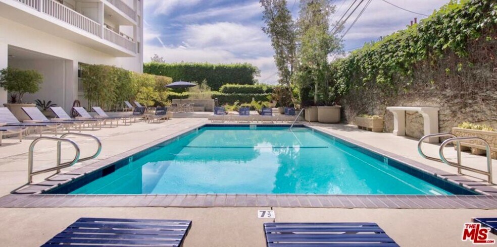 Building Photo - 999 N Doheny Dr