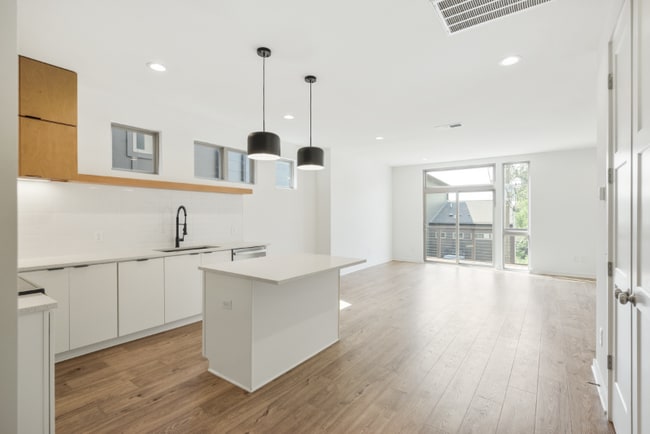 Building Photo - 3060 Edwin Cir