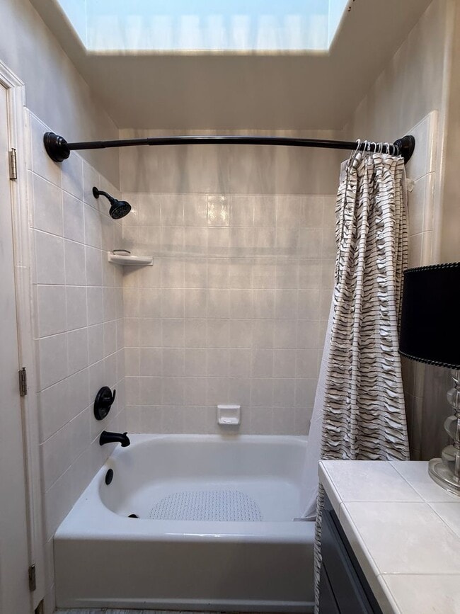 Building Photo - Stunning Fully Furnished 3 Bed-3 Bath Home with Den - Over 2300 Sq Ft.