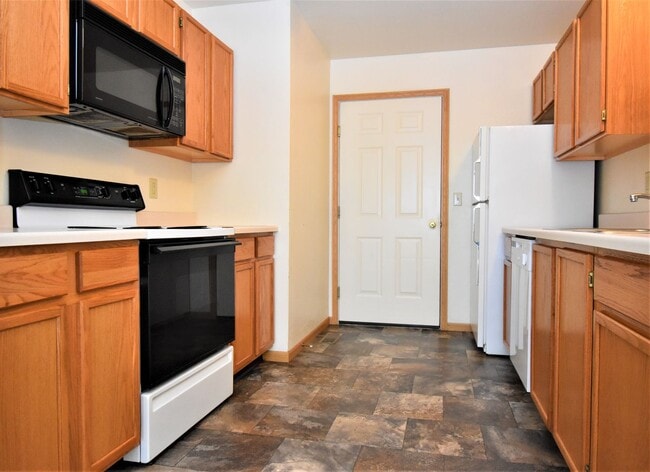 Building Photo - Townhouse style 2 bedroom 1.5 Bath with Attached Garage! Great Location!