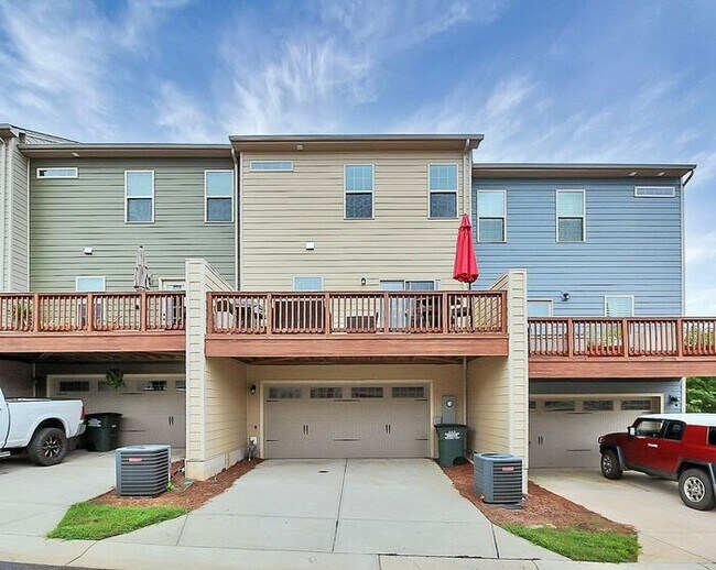 Building Photo - Stunning 3 Story 3BD/2+2HalfBA Townhome in...