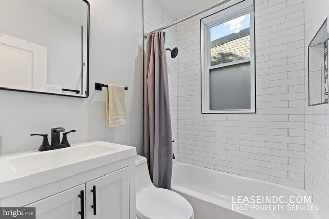 Building Photo - 121 15th St SE