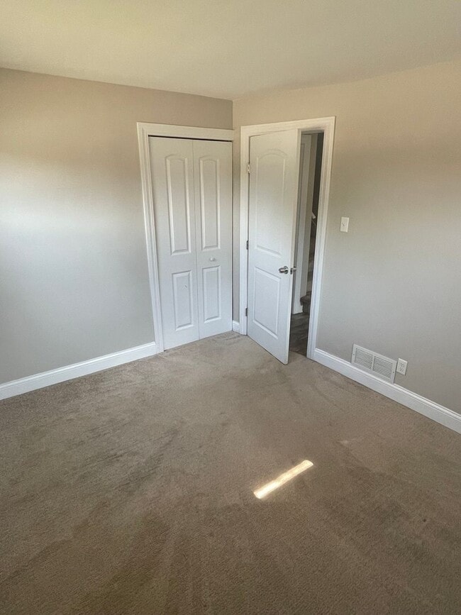 Building Photo - 4 bedroom 1 bath house