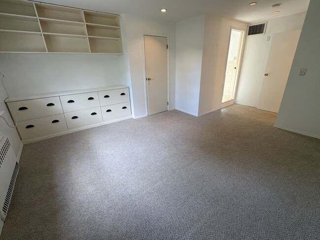 Building Photo - 6 Raven Way