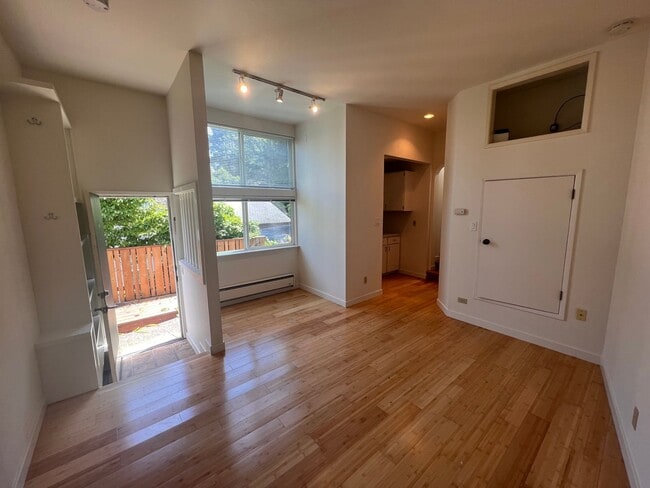 Primary Photo - 154-156A Carlotta Cir