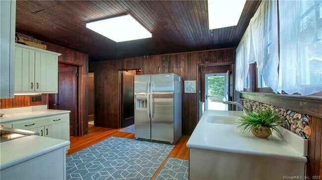 Building Photo - 106 E Shore Ave