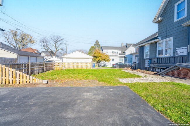 Building Photo - 803 N Broadway