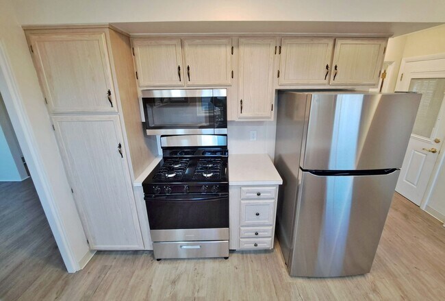 Building Photo - 3 Bed / 1-1/2 Bath Single Family Home w/ 2-Car Garage