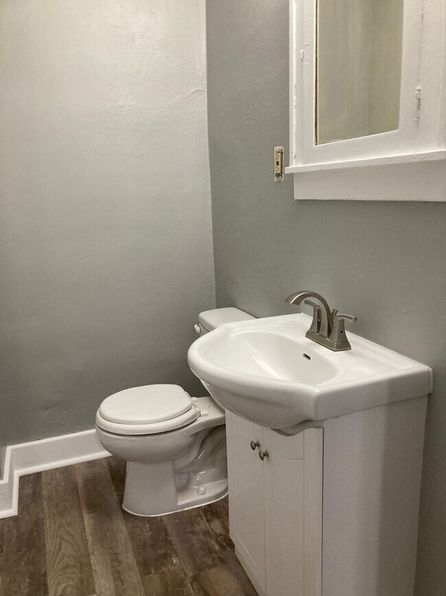 Building Photo - Charming 4 bedroom 2 bathroom House!