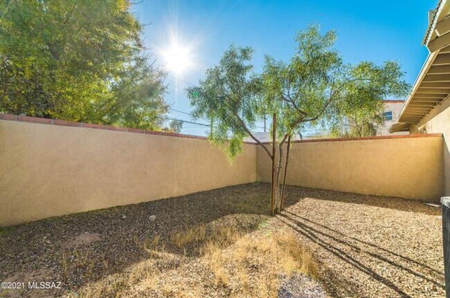 Building Photo - Modern 3 Bed 3 Bath - Less than 1 Mile to University of Arizona