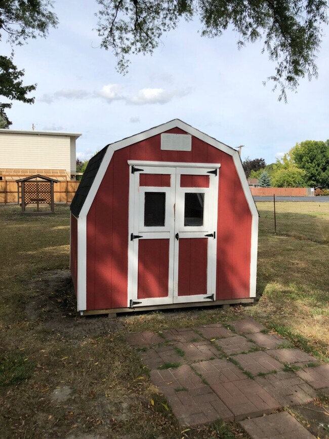 Building Photo - Nicely Remodeled 2 Bedroom 1 bath in NW Corvallis W/Storage Shed