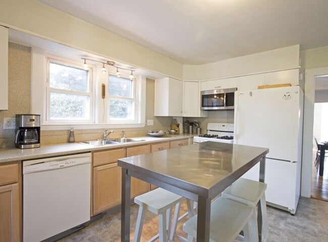 Building Photo - Winter Rental:  Helena House - Utilities I...