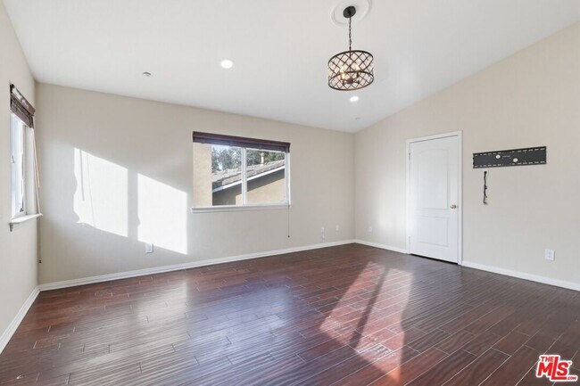 Building Photo - 5187 Knollwood Way