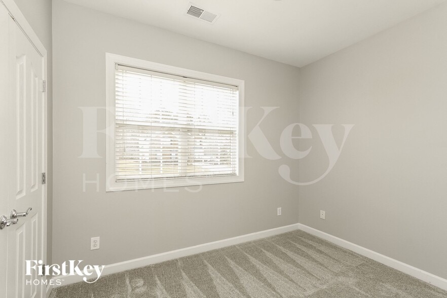 Building Photo - 152 Longboat Rd