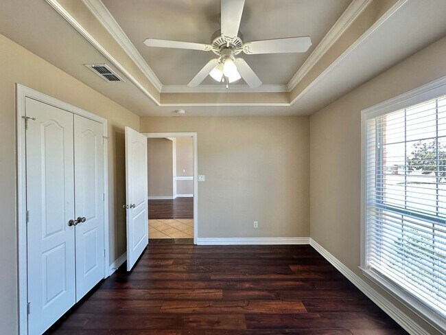 Building Photo - 2040 Yasmeen Cir