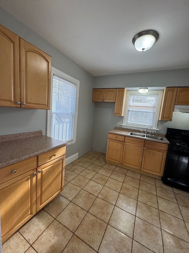 Building Photo - Move-in ready 3-bedroom home located in La...