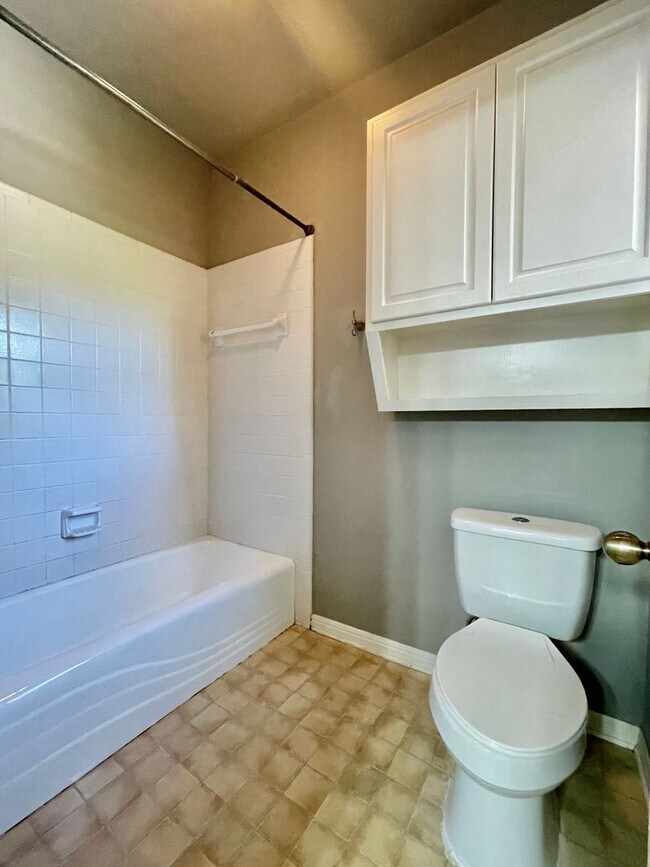 Building Photo - Elegant, Spacious Home Backing Up To Greenspace