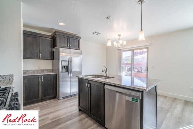 Building Photo - 4 Bed/2.5 Bath Townhome in Desert Bluff!