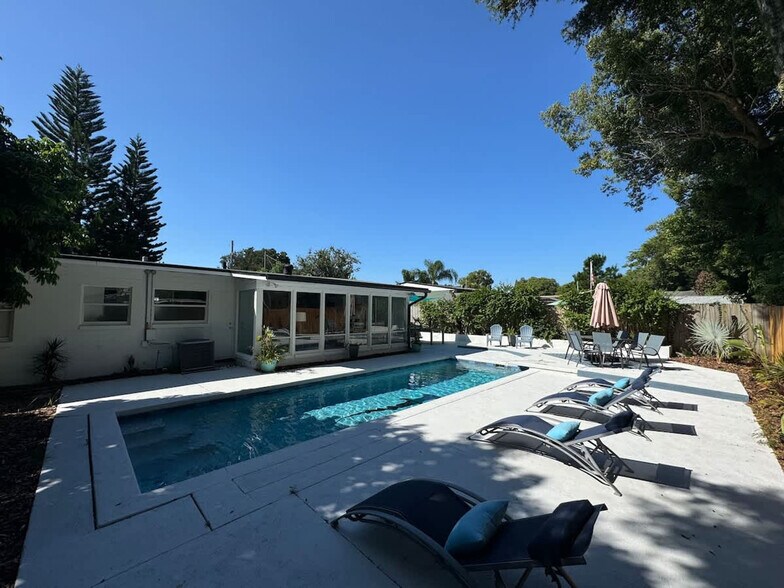 Building Photo - 3225 Pickfair St