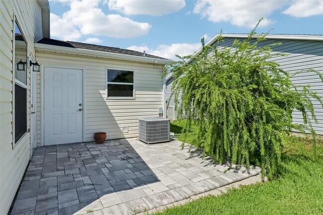 Building Photo - 2609 Privada Dr