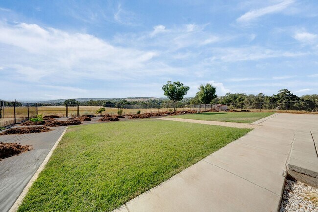 Building Photo - Spacious 3 Bed, 2 Bath Home with Acreage, ...