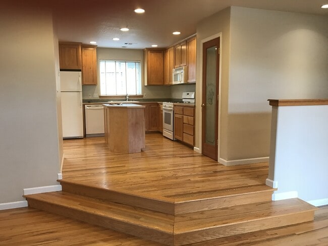 Building Photo - Three bedroom, Two bath home in Ashland.  | Available Now